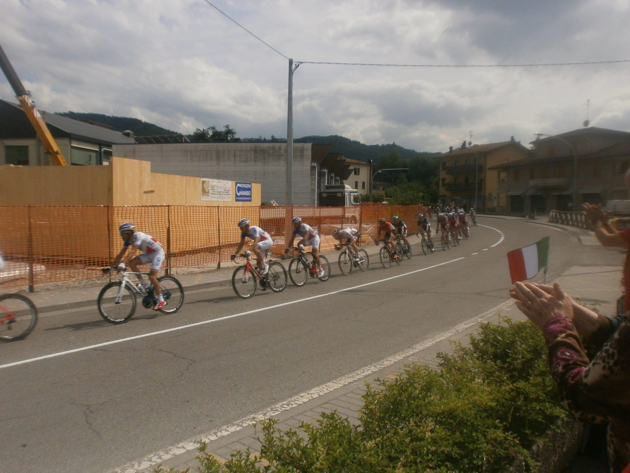 Un'immagine che ritrae casco da bicicletta, ciclismo, bicicletta, manubrio della bicicletta e telaio della bicicletta.