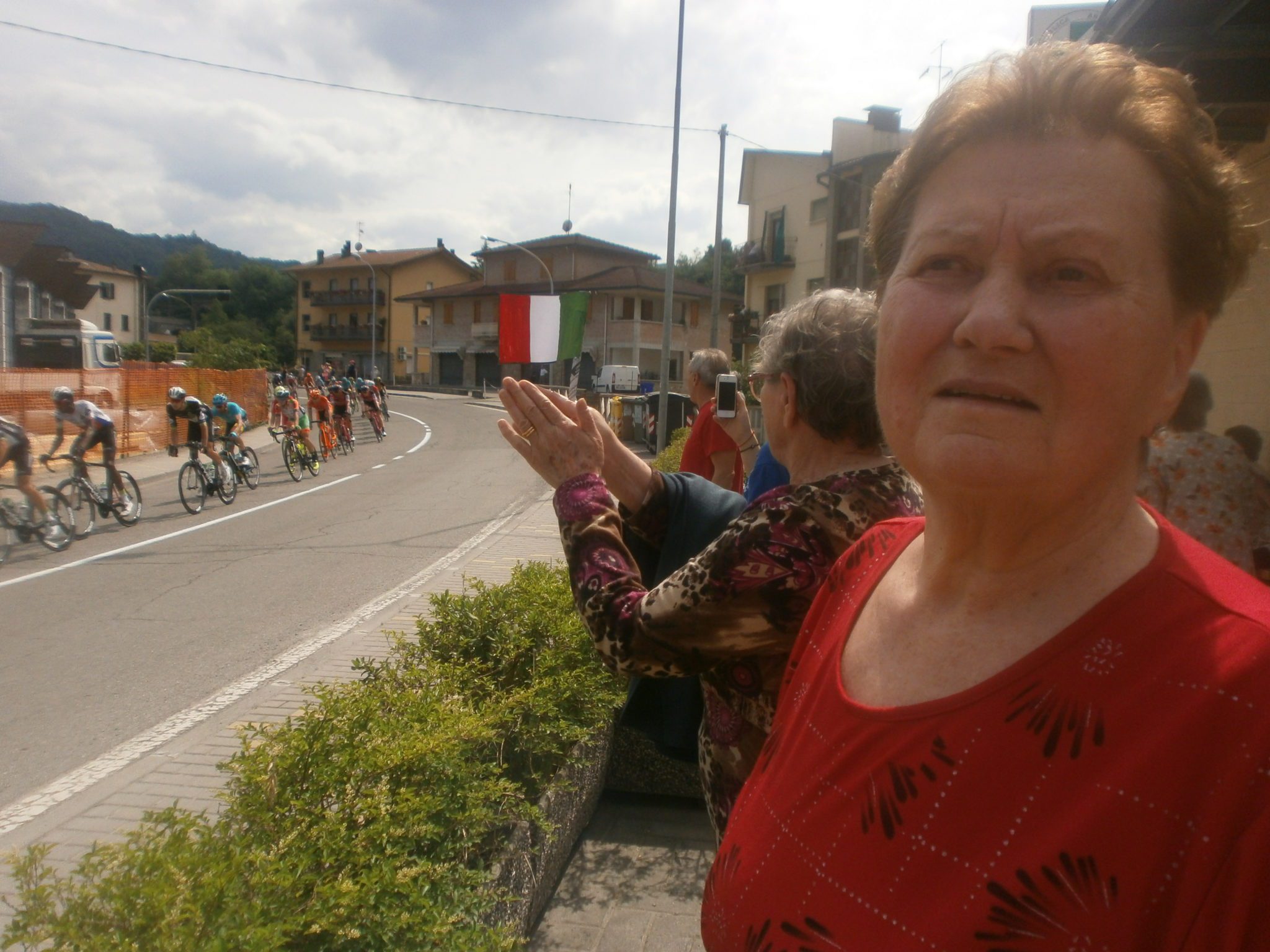 Un'immagine che ritrae ricreazione, casco da bicicletta, biciclette - attrezzature e forniture, abbigliamento per bicicletta e sport di resistenza.