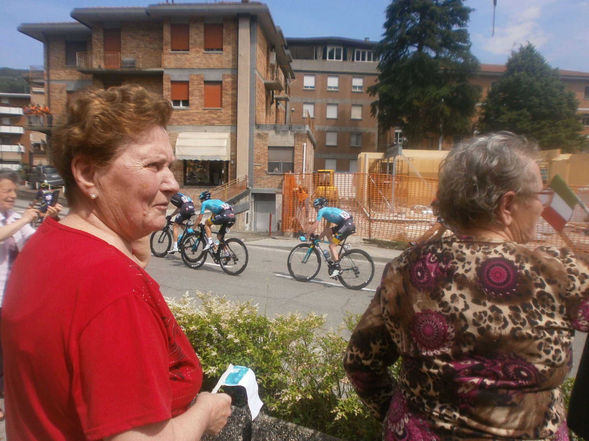 Un'immagine che ritrae spazio pubblico, pedonale, ricreazione, casco da bicicletta e biciclette - attrezzature e forniture.