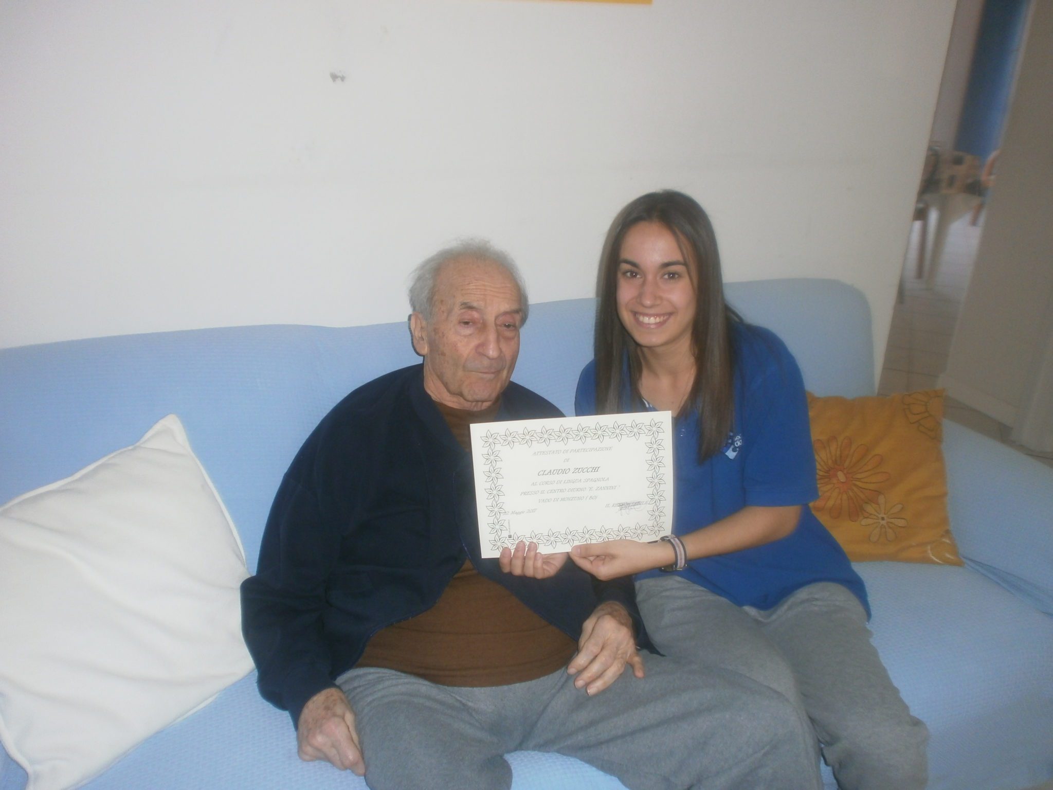 Un'immagine che ritrae sorriso, viso, mobilia, comfort e seduta.