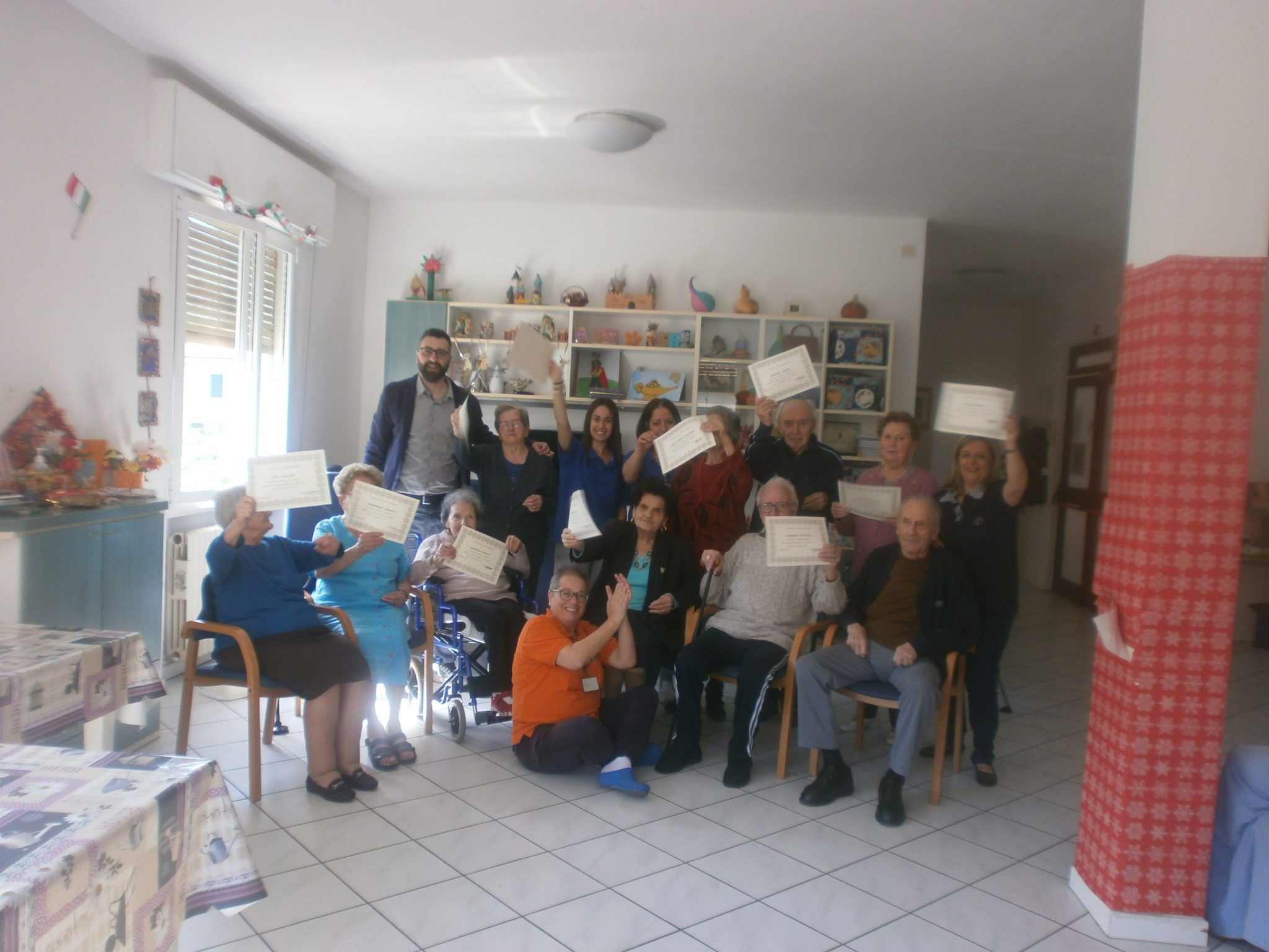 Un'immagine che ritrae mobilia, sedia, jeans, comunità e seduta.