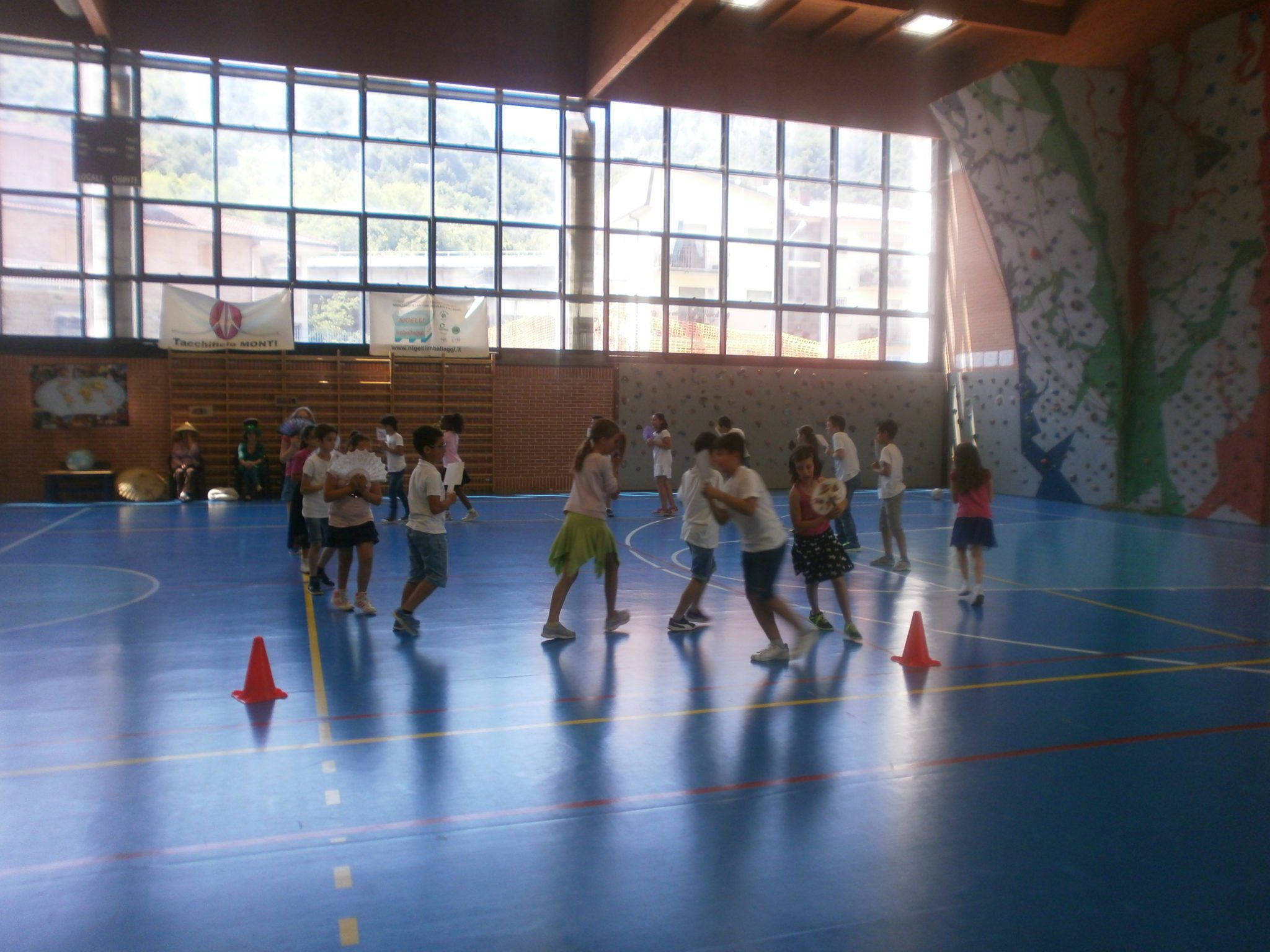 Un'immagine che ritrae impianto sportivo, comunità, casa di campagna, pavimentazione e sport.
