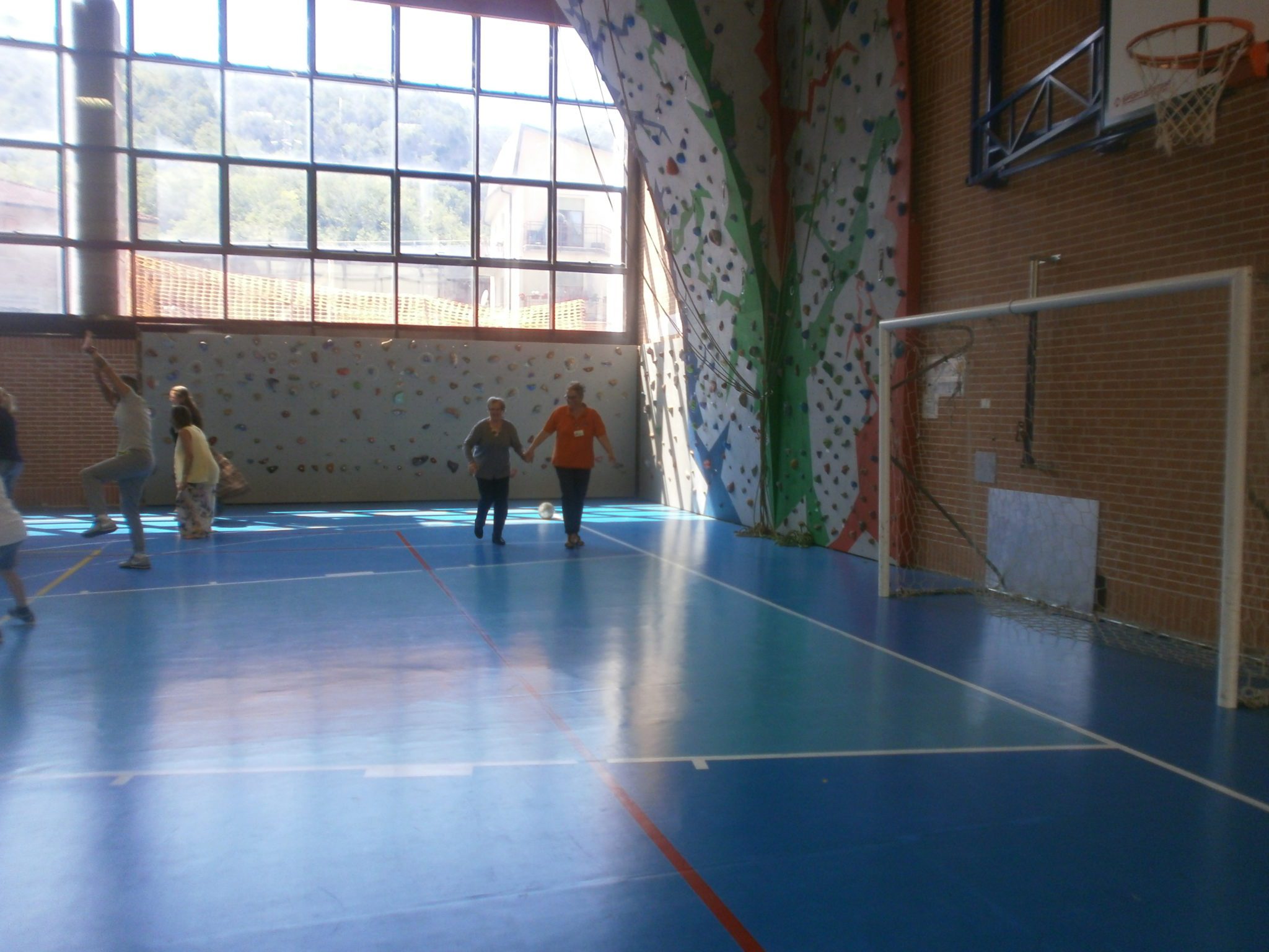 Un'immagine che ritrae pavimentazione, pavimento, ricreazione, sport e impianto sportivo.