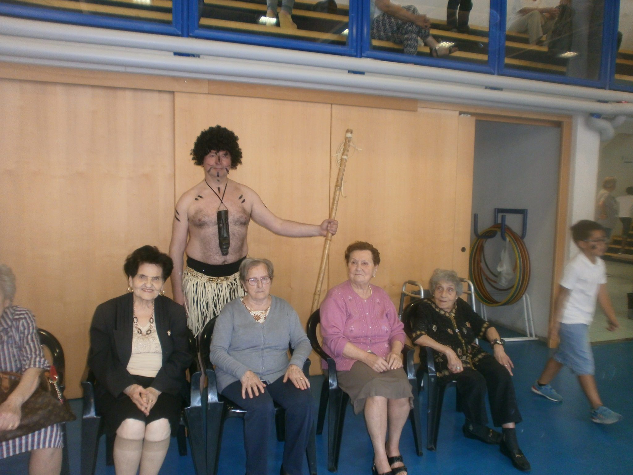 Un'immagine che ritrae divertimento, sedia, sala e bilancia.