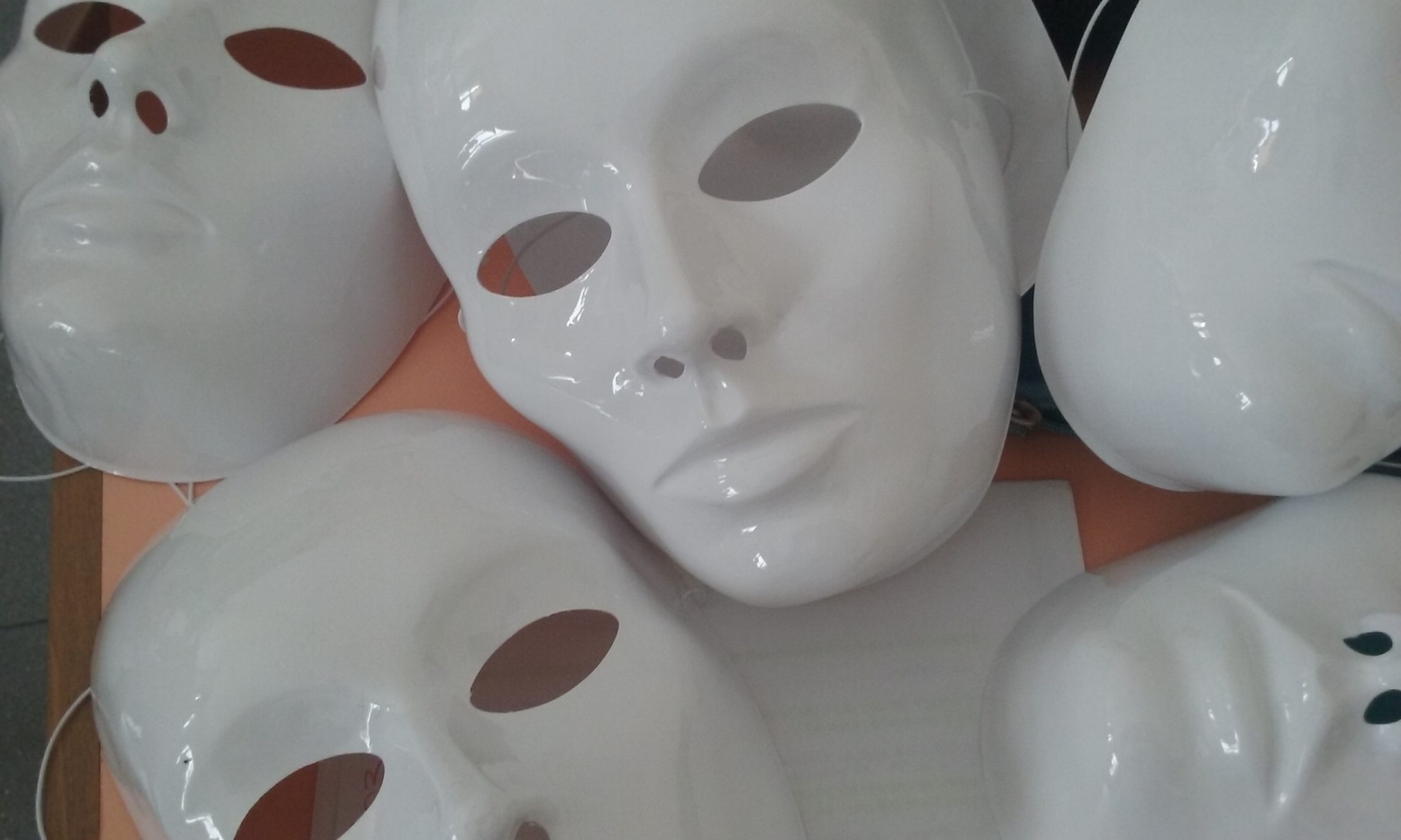 Un'immagine che ritrae maschera, masque, plastica e argento.