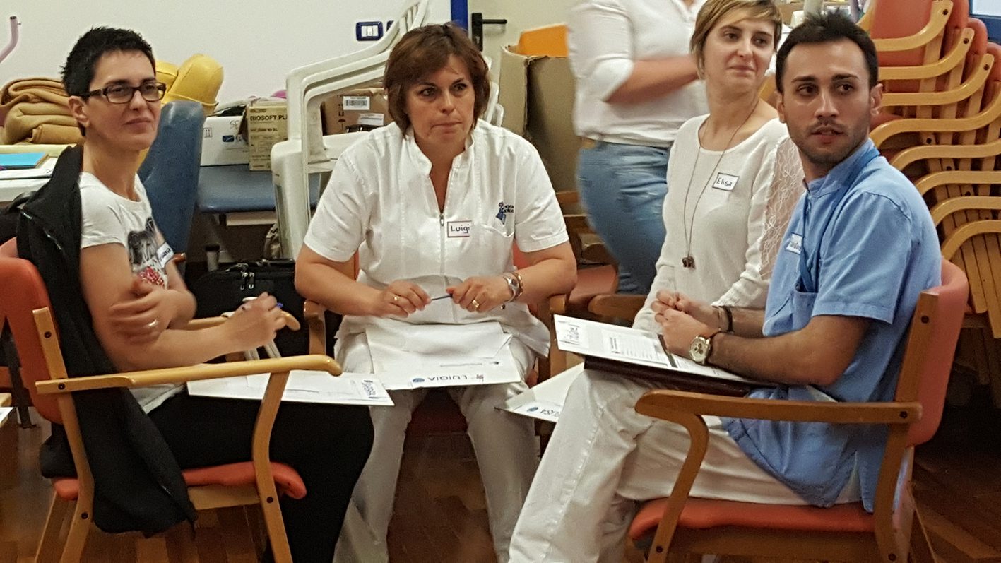 Un'immagine che ritrae braccio, mobilia, sedia, camera e professionista sanitario.