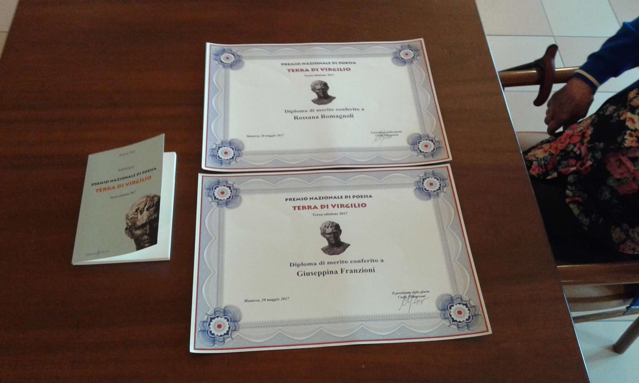 Un'immagine che ritrae documento e premio.