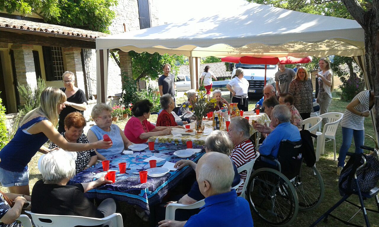 Un'immagine che ritrae vestiario, mobilia, sedia, tavolo e comunità.