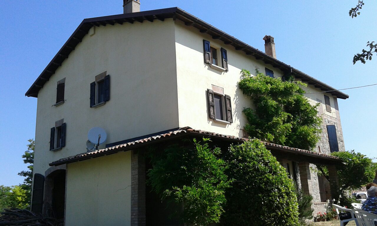 Un'immagine che ritrae finestra, casa, casa, zona residenziale e tetto.