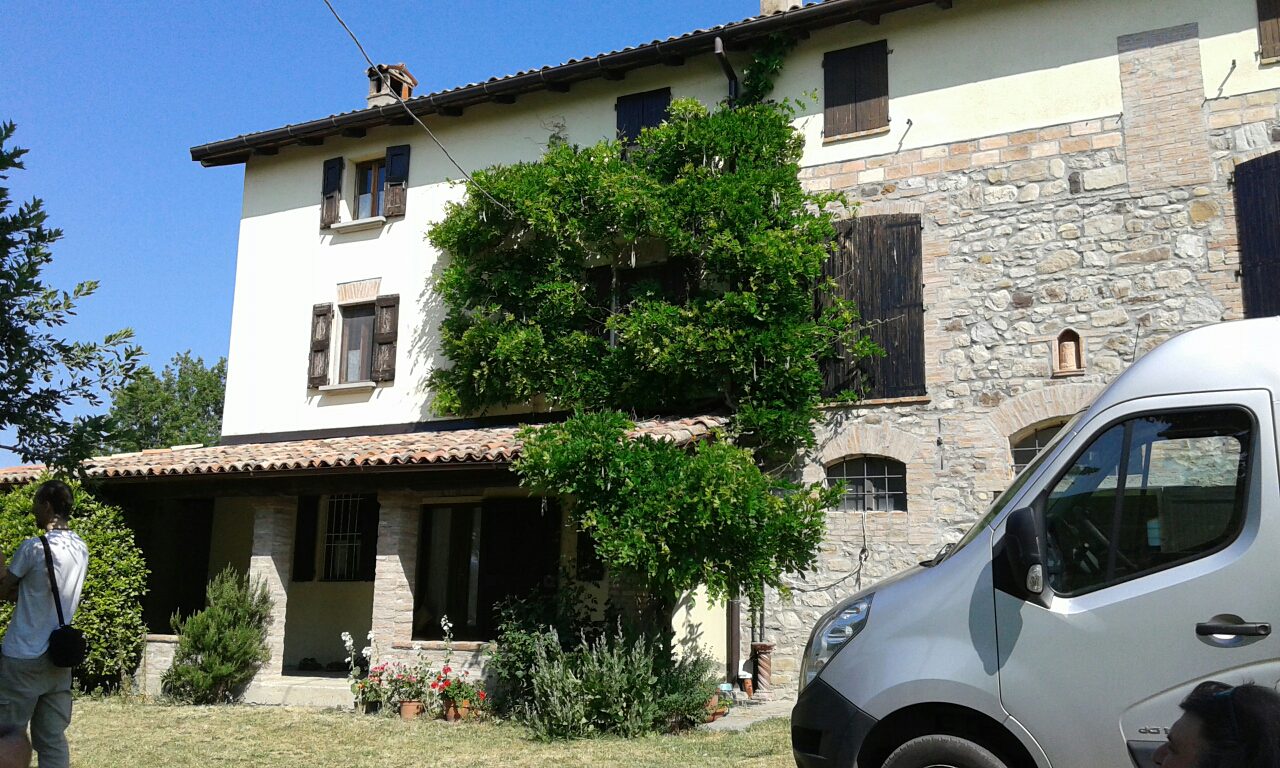 Un'immagine che ritrae casa, casa, villetta, proprietà e cortile.