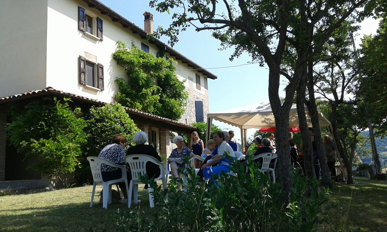 Un'immagine che ritrae mobili da esterno, tempo libero, tavolo da esterno, ricreazione e sedia.