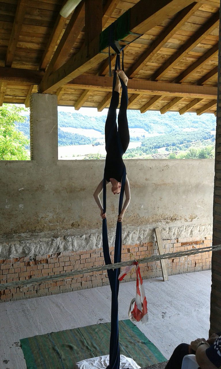 Un'immagine che ritrae acrobazie, arti performative, forma fisica, prestazione e a piedi nudi.