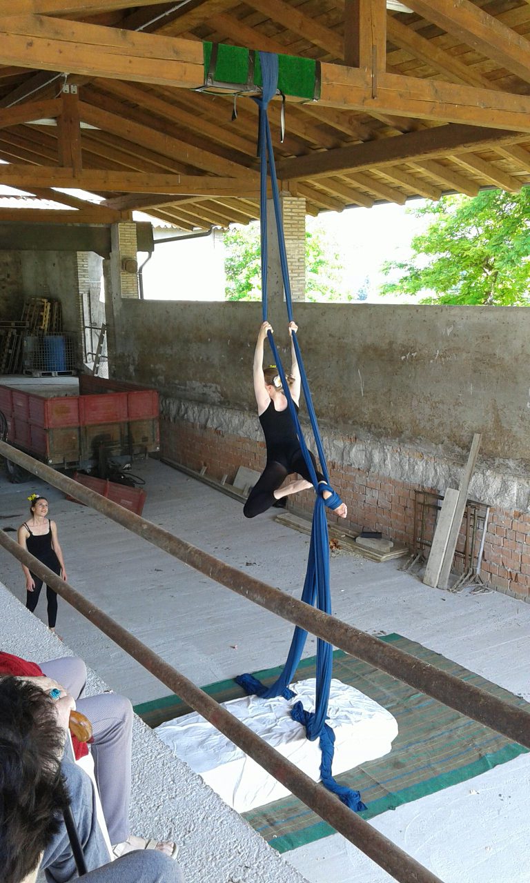 Un'immagine che ritrae ricreazione, tempo libero, forma fisica, bilancia e acrobazie.