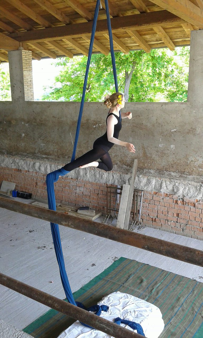 Un'immagine che ritrae coscia, acrobazie, forma fisica, arti performative e vitello.