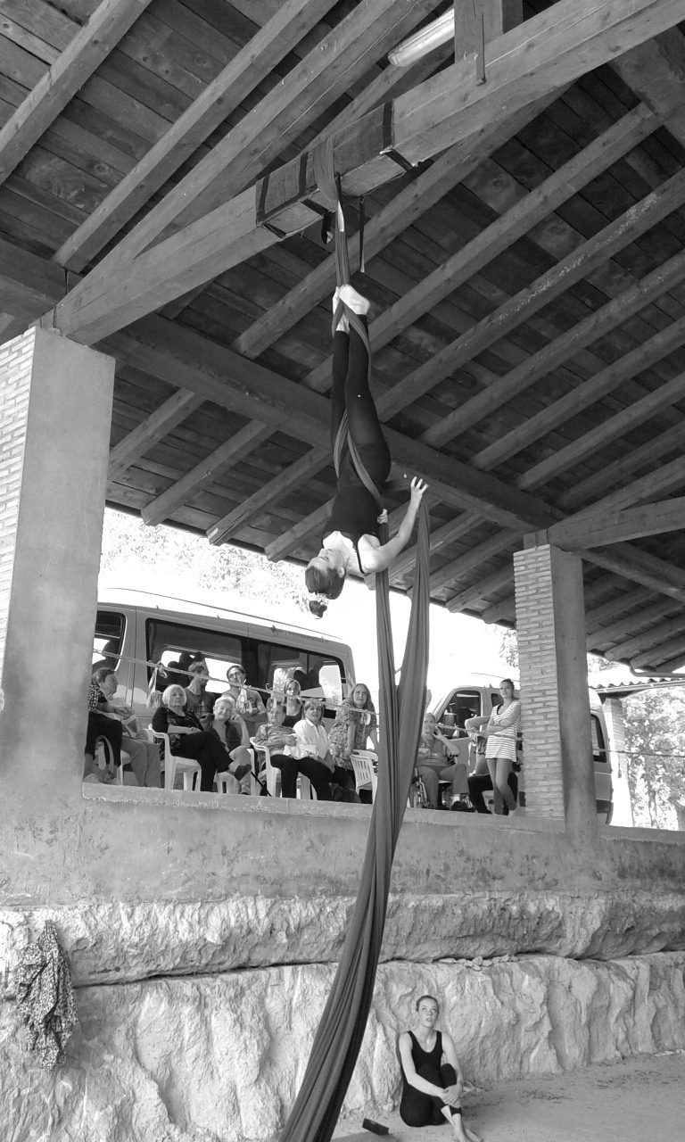 Un'immagine che ritrae arti performative, divertimento, acrobazie, prestazione e bilancia.