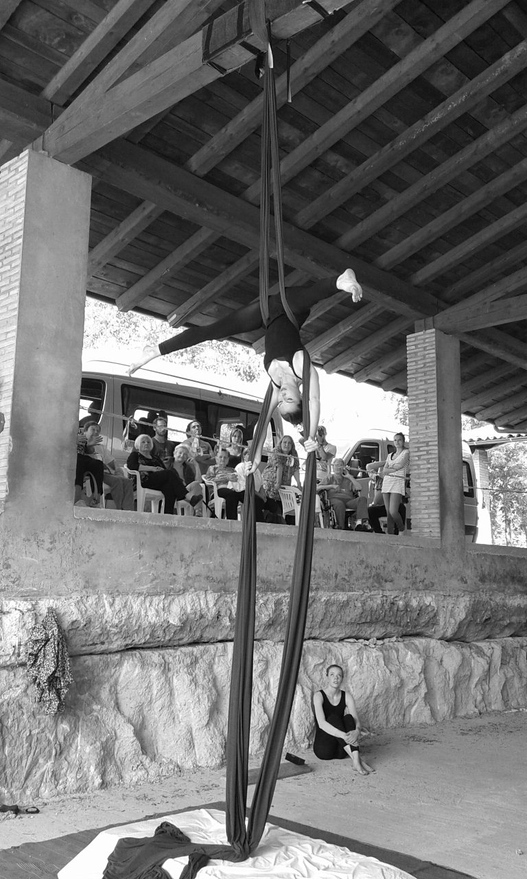 Un'immagine che ritrae ricreazione, monocromo, bilancia e vacanza.