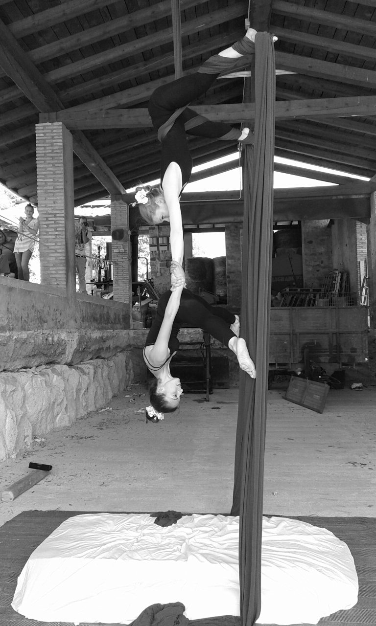 Un'immagine che ritrae arti performative, acrobazie, forma fisica, prestazione e divertimento.