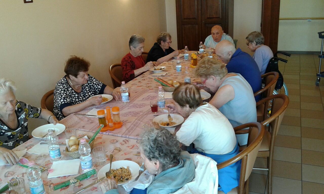 Un'immagine che ritrae mobilia, tavolo, stoviglie, cibo e sedia.