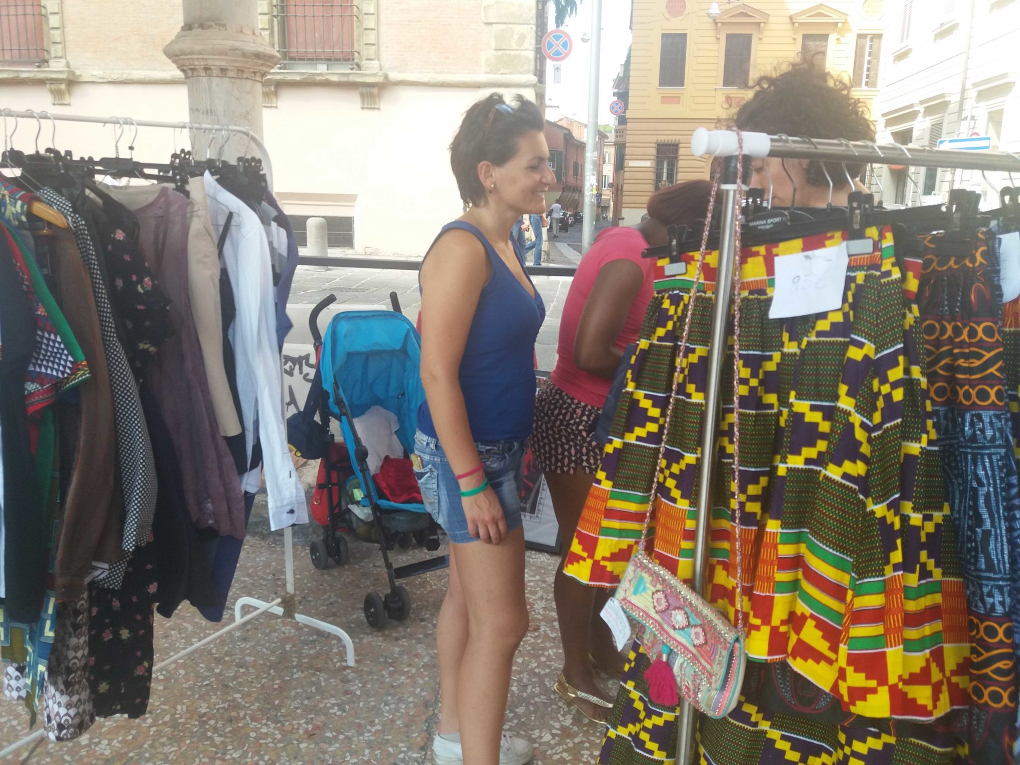 Un'immagine che ritrae tessile, moda, borsa, vedere al dettaglio e bagagli e borse.