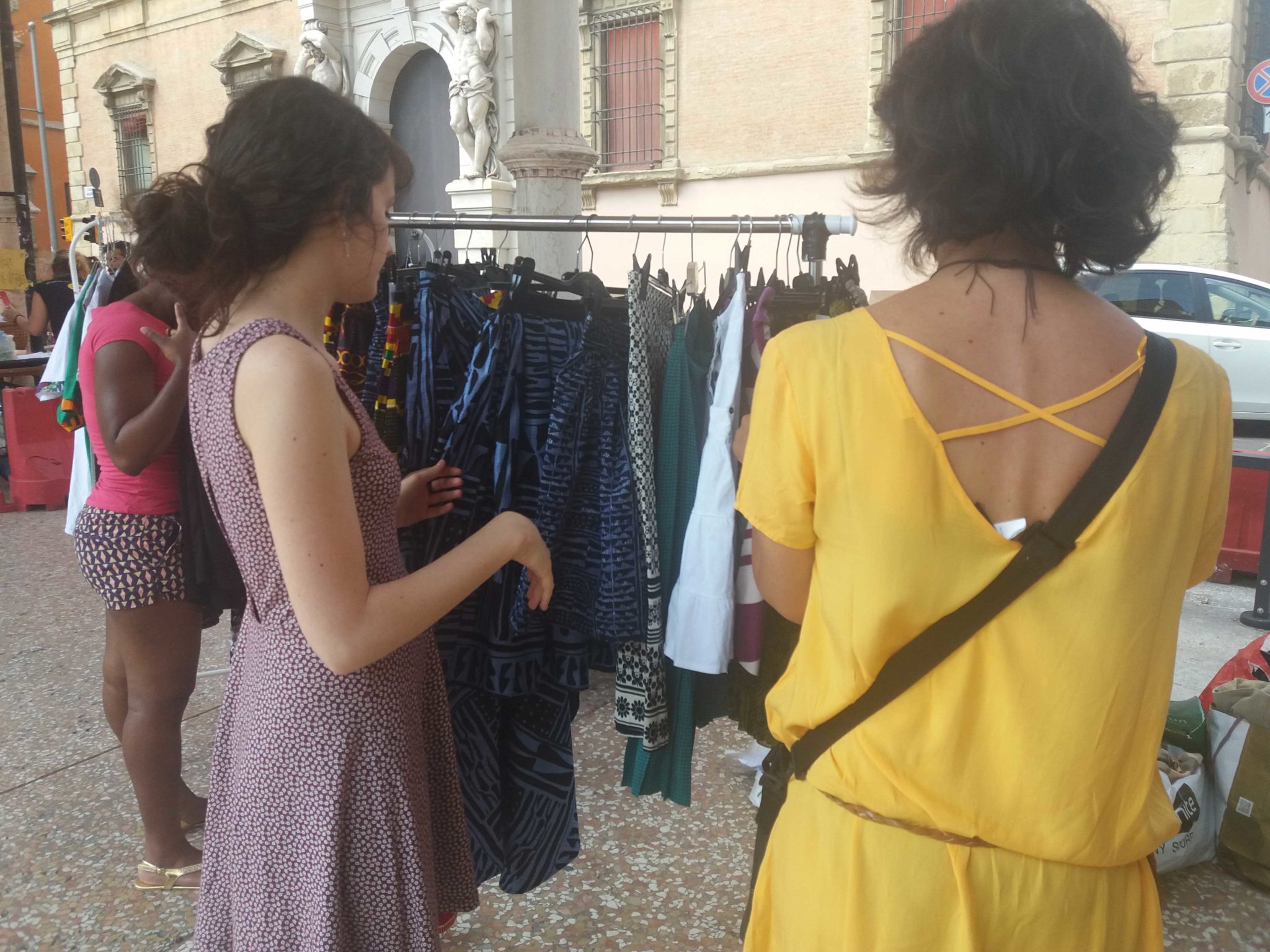 Un'immagine che ritrae moda, vita, vedere al dettaglio, borsa e bagagli e borse.