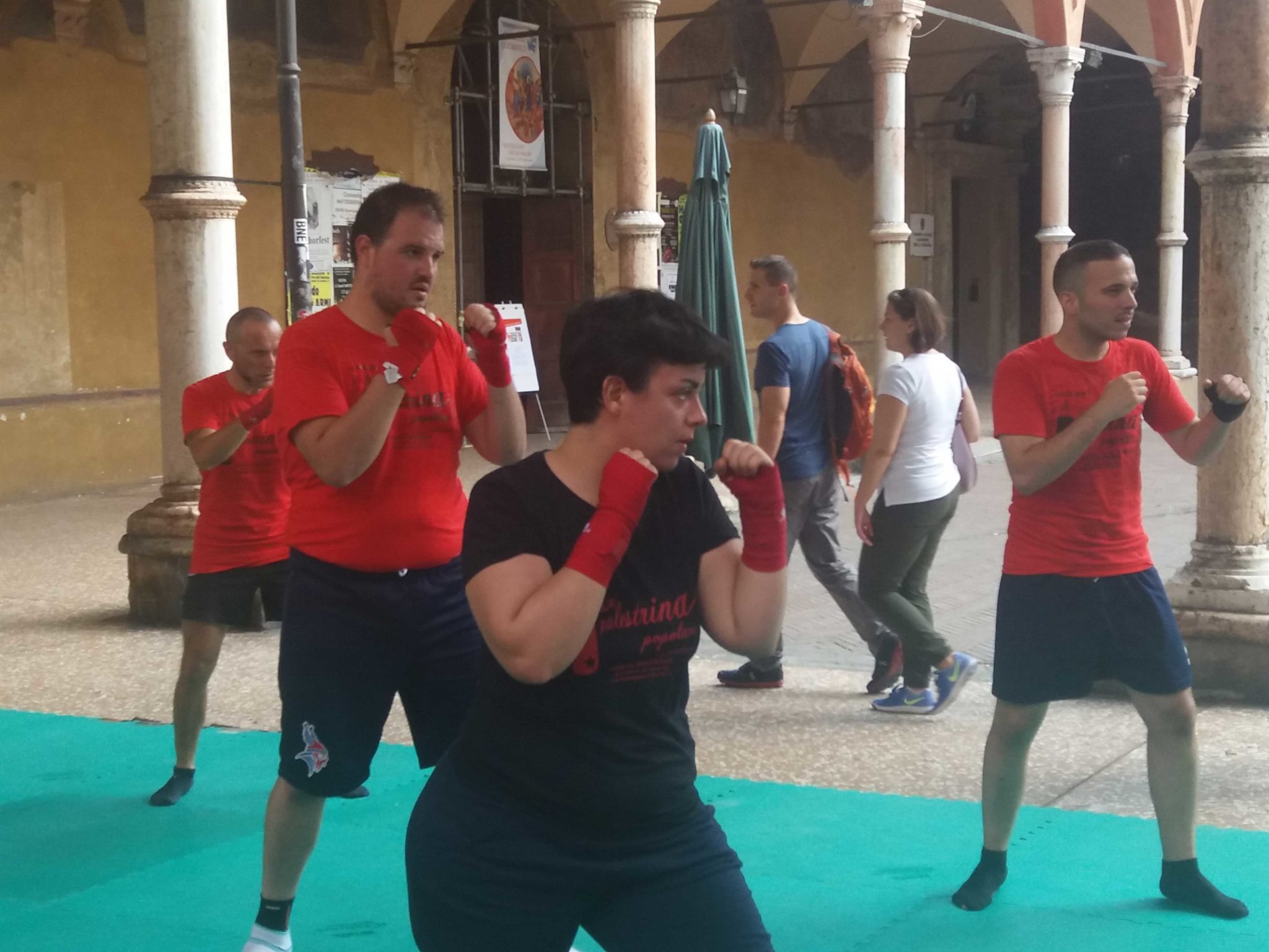 Un'immagine che ritrae forma fisica, sport di contatto, maglietta attiva, formazione e esercizio.