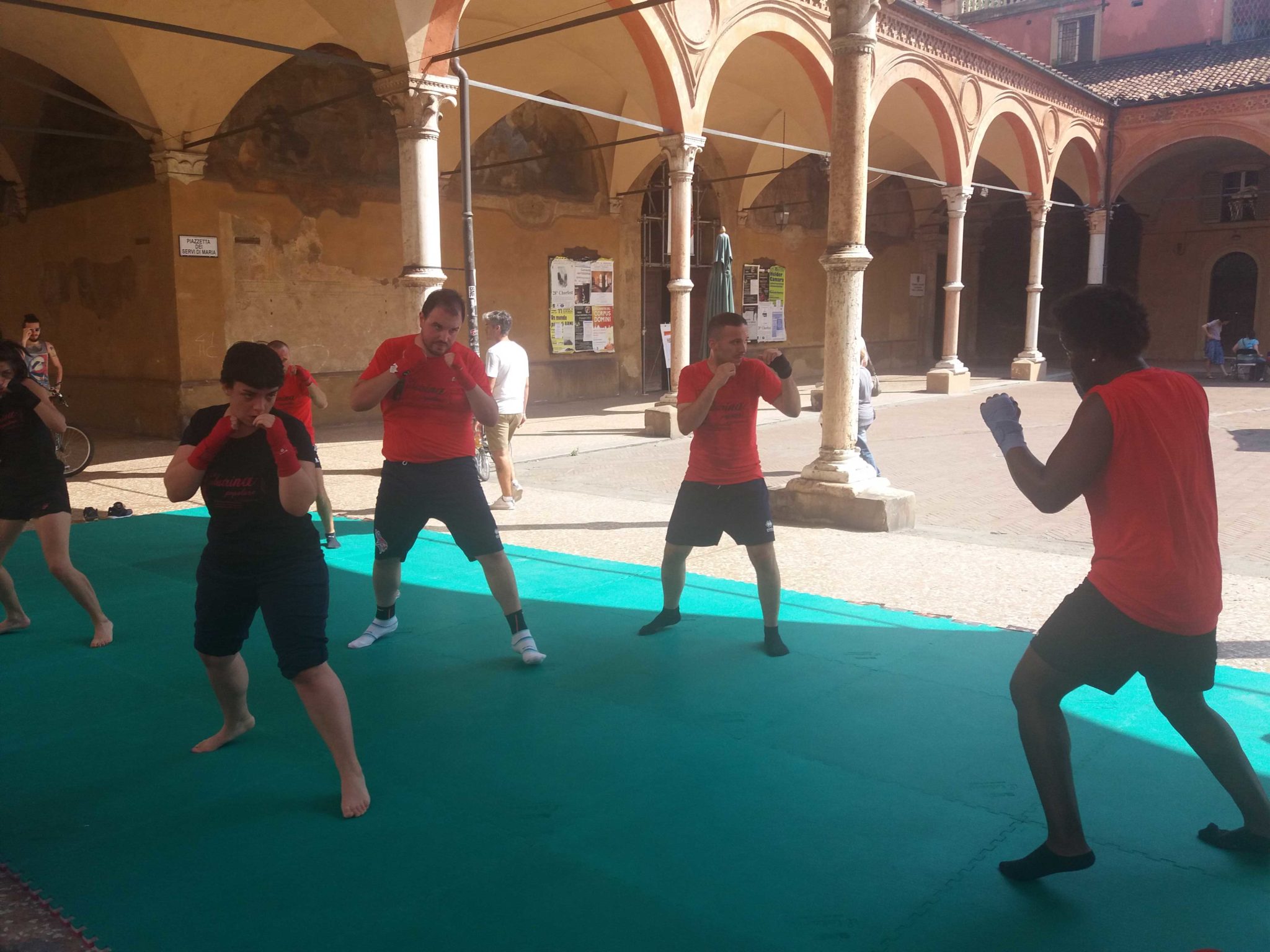Un'immagine che ritrae ricreazione, pantaloncini attivi, divertimento, tempo libero e forma fisica.