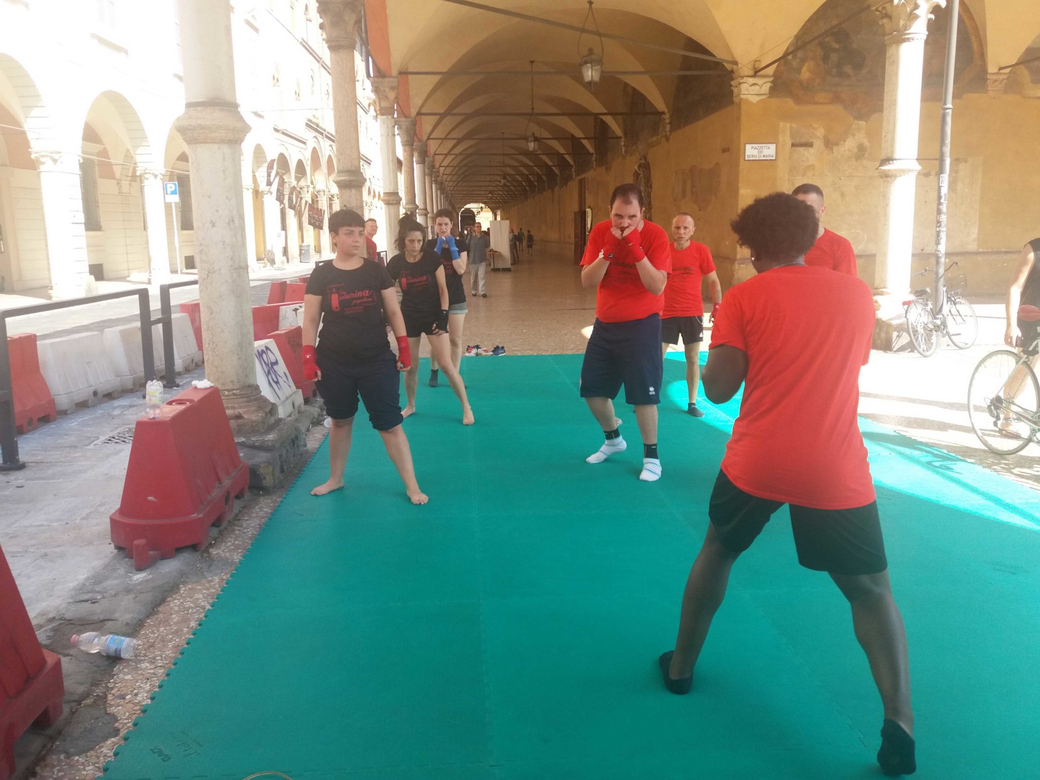 Un'immagine che ritrae ricreazione, pantaloncini attivi, forma fisica, tempo libero e divertimento.