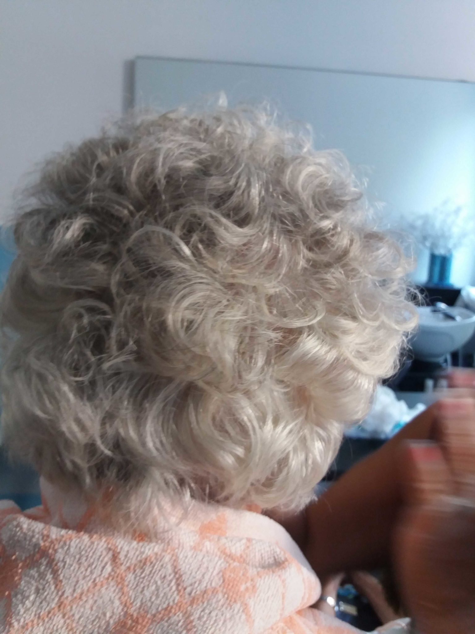 Un'immagine che ritrae acconciatura, biondo, ricciolo, parrucca e capelli da surfista.