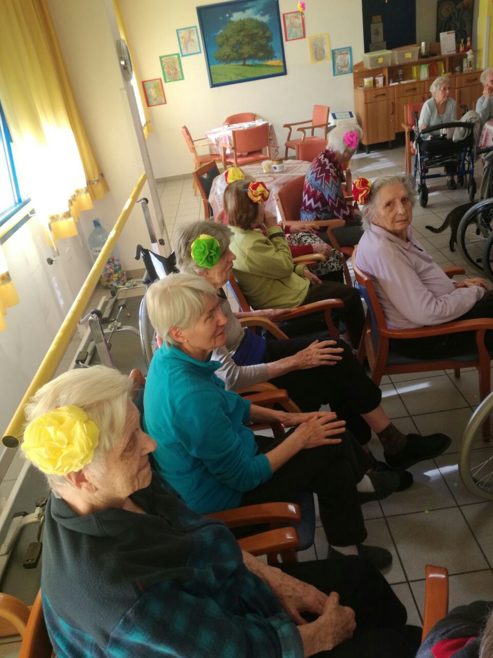 Un'immagine che ritrae mobilia, sedia, sedia a rotelle, seduta e casa di riposo.