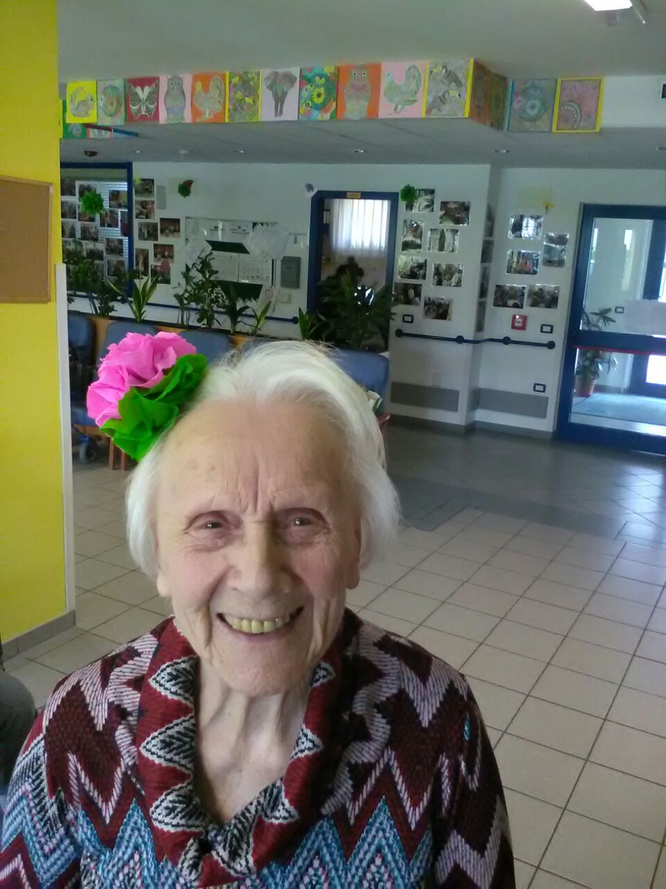 Un'immagine che ritrae sorriso, felicità, nonno e casa di riposo.
