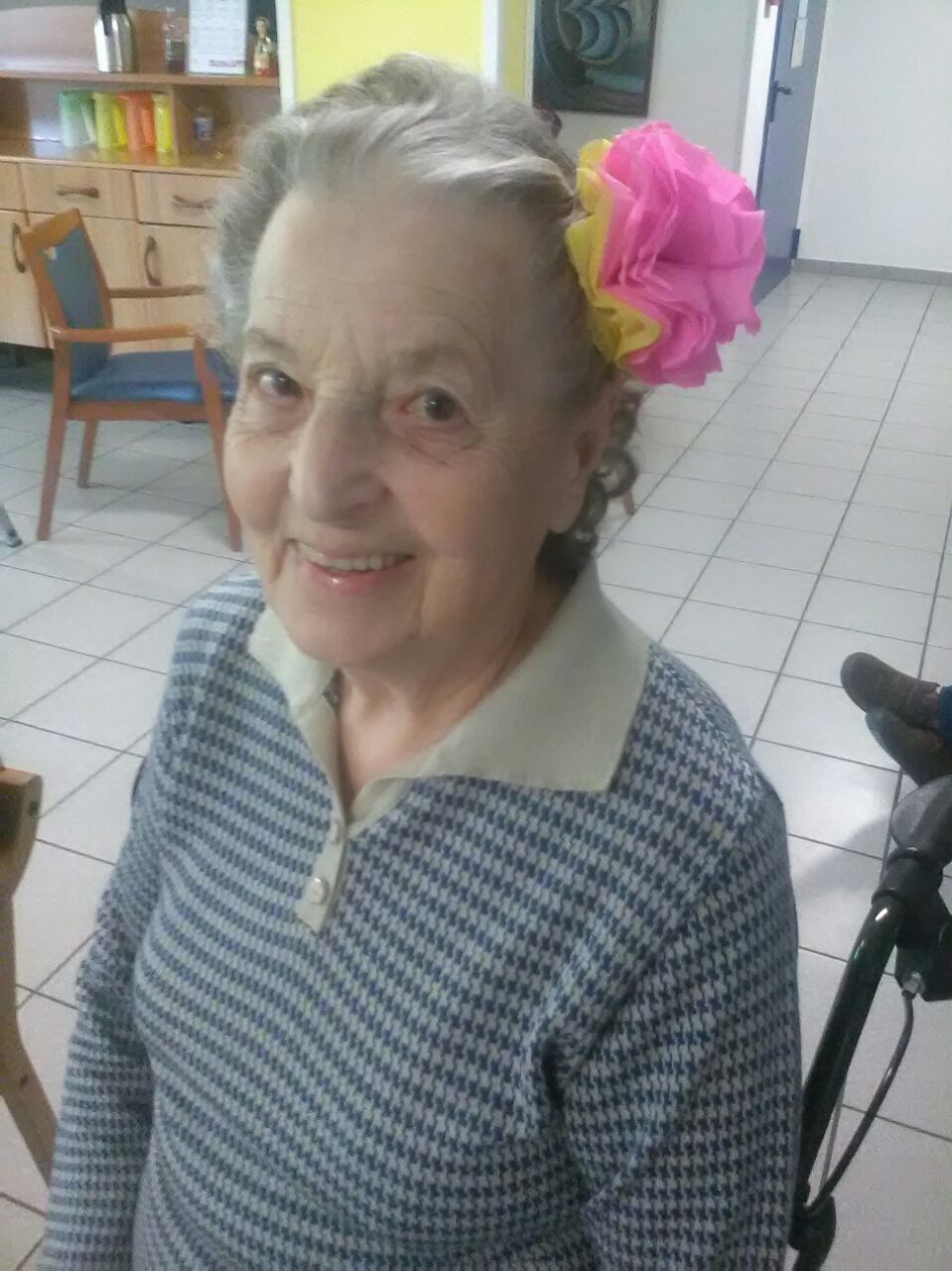 Un'immagine che ritrae naso, sorriso, espressione facciale, iris e gioielleria.