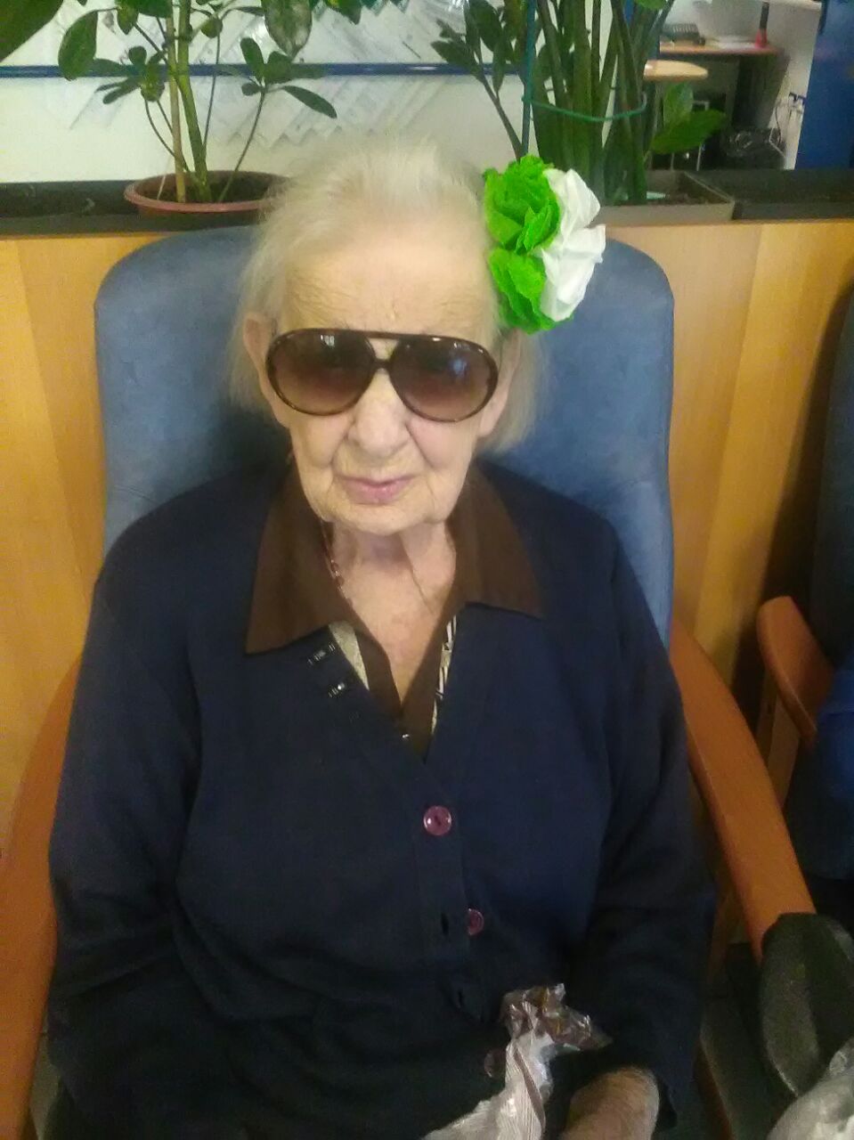 Un'immagine che ritrae occhiali, occhiali, cura della vista, sorriso e occhiali.