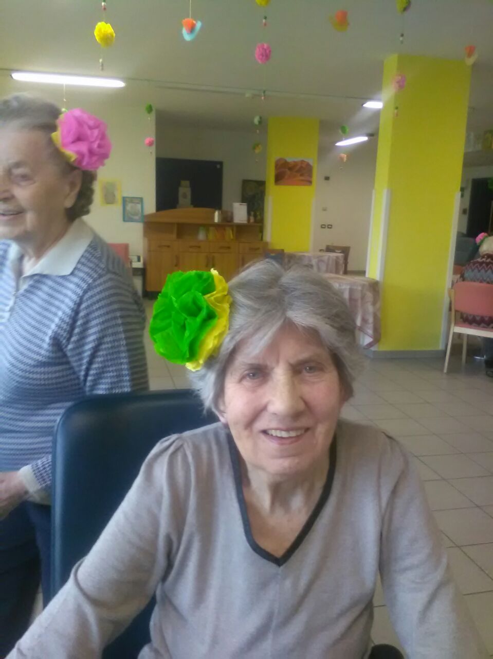 Un'immagine che ritrae sorriso, felicità, divertimento, sciarpa e sedia.