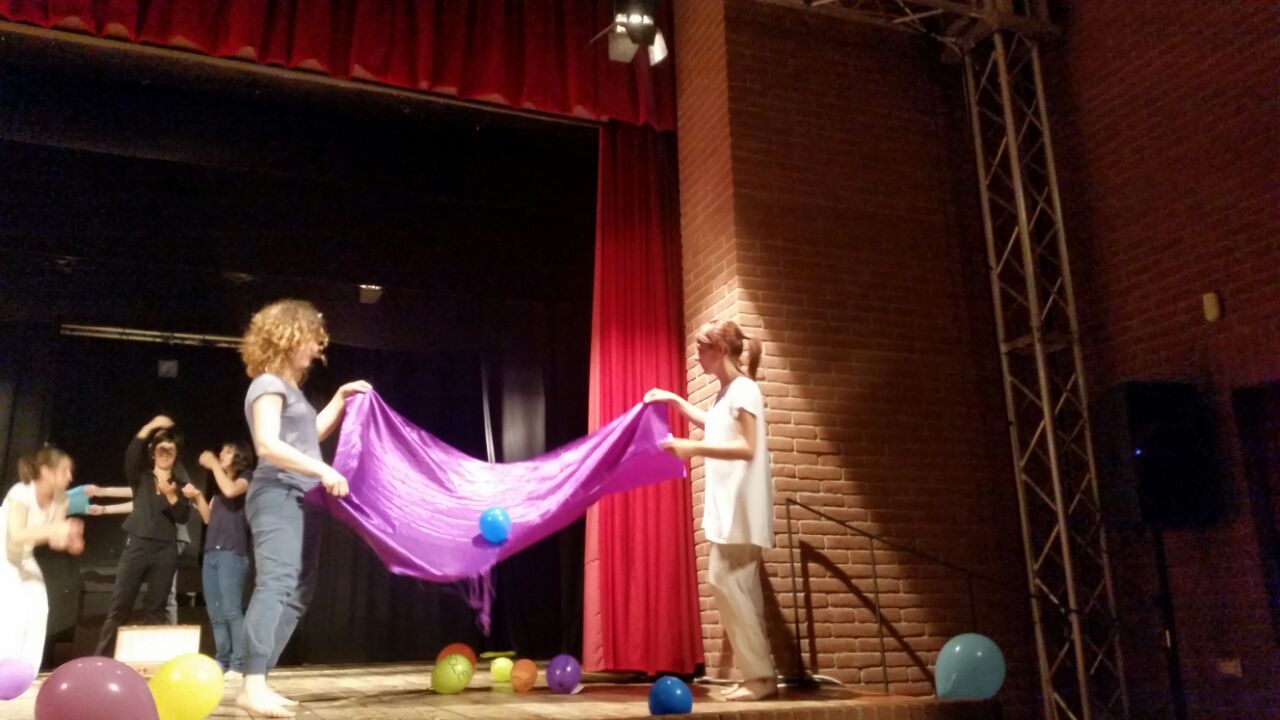 Un'immagine che ritrae palcoscenico, divertimento, arti performative, tenda e prestazione.