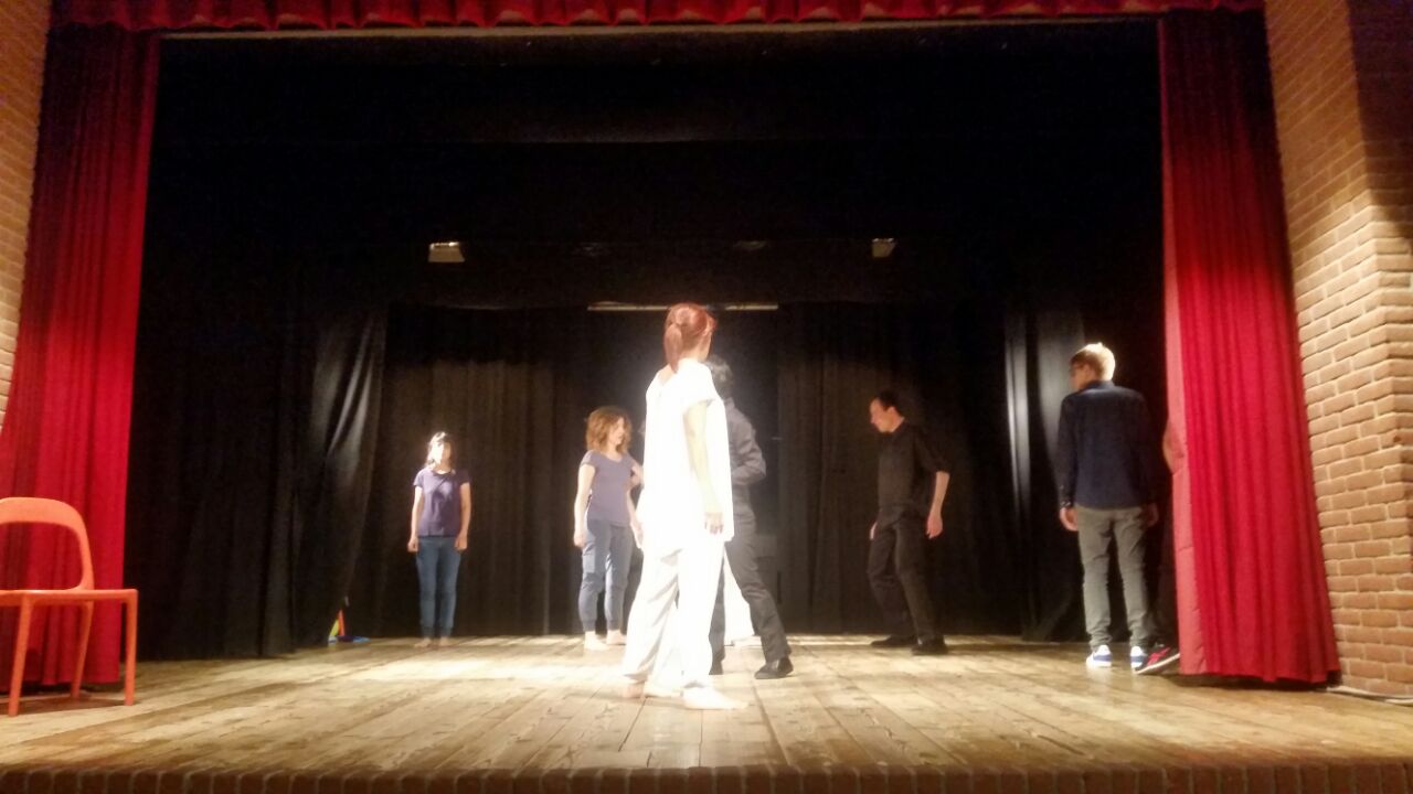 Un'immagine che ritrae palcoscenico, divertimento, arti performative, prestazione e teatro.