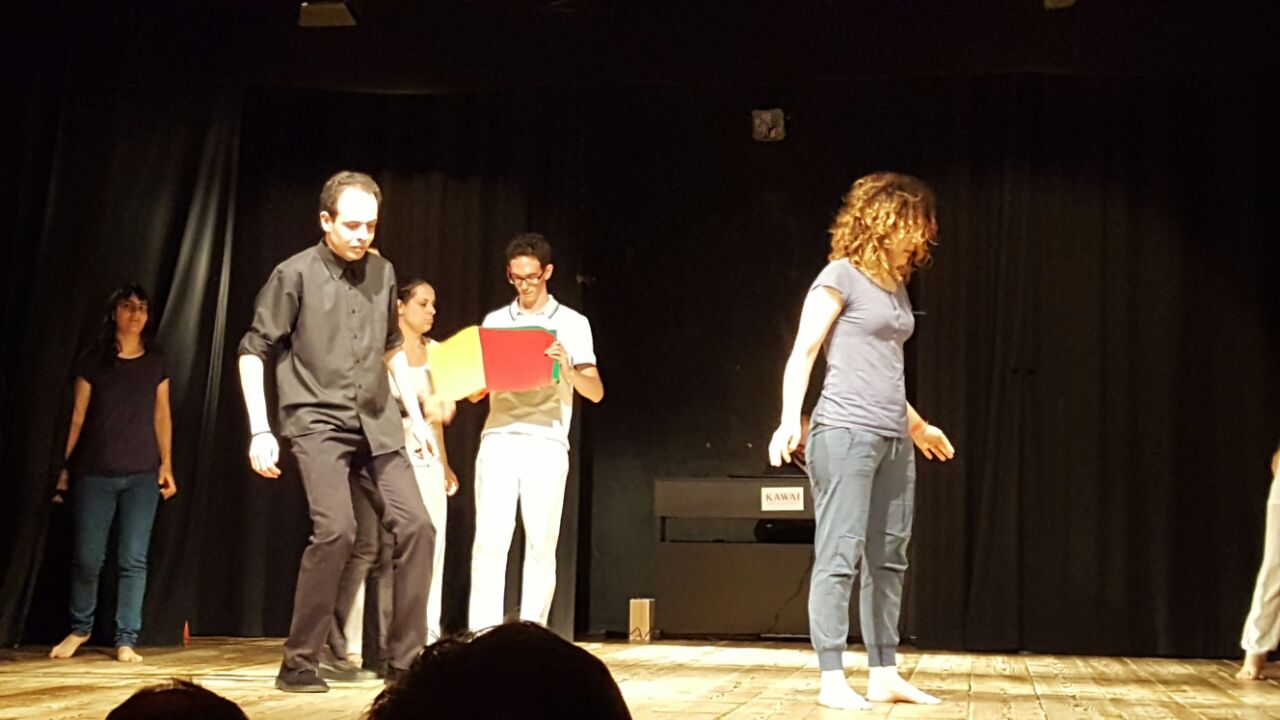 Un'immagine che ritrae arti performative, divertimento, palcoscenico, pantaloni e gamba.