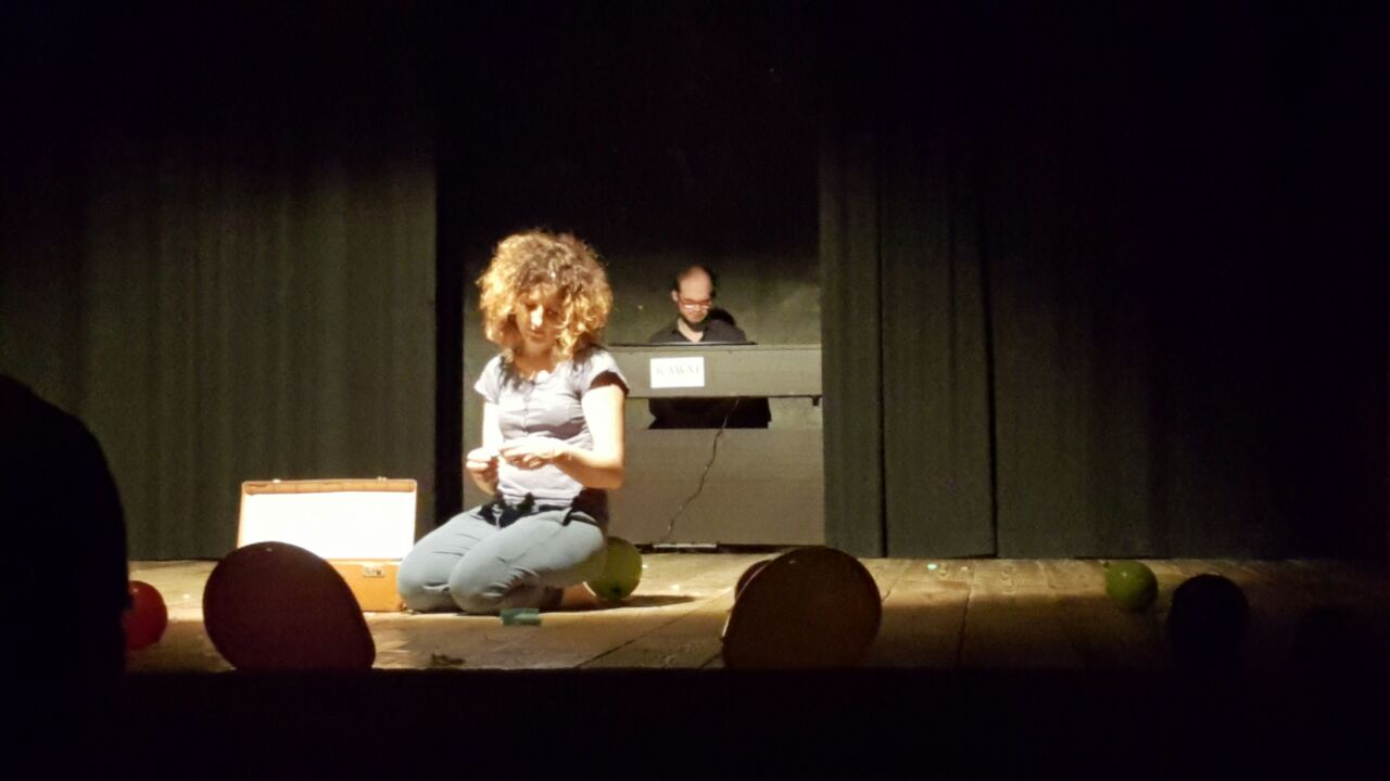 Un'immagine che ritrae mobilia, oscurità, arti performative, palcoscenico e dramma.