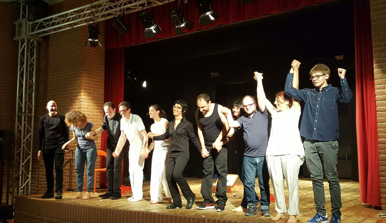 Un'immagine che ritrae divertimento, pantaloni, palcoscenico, arti performative e evento.