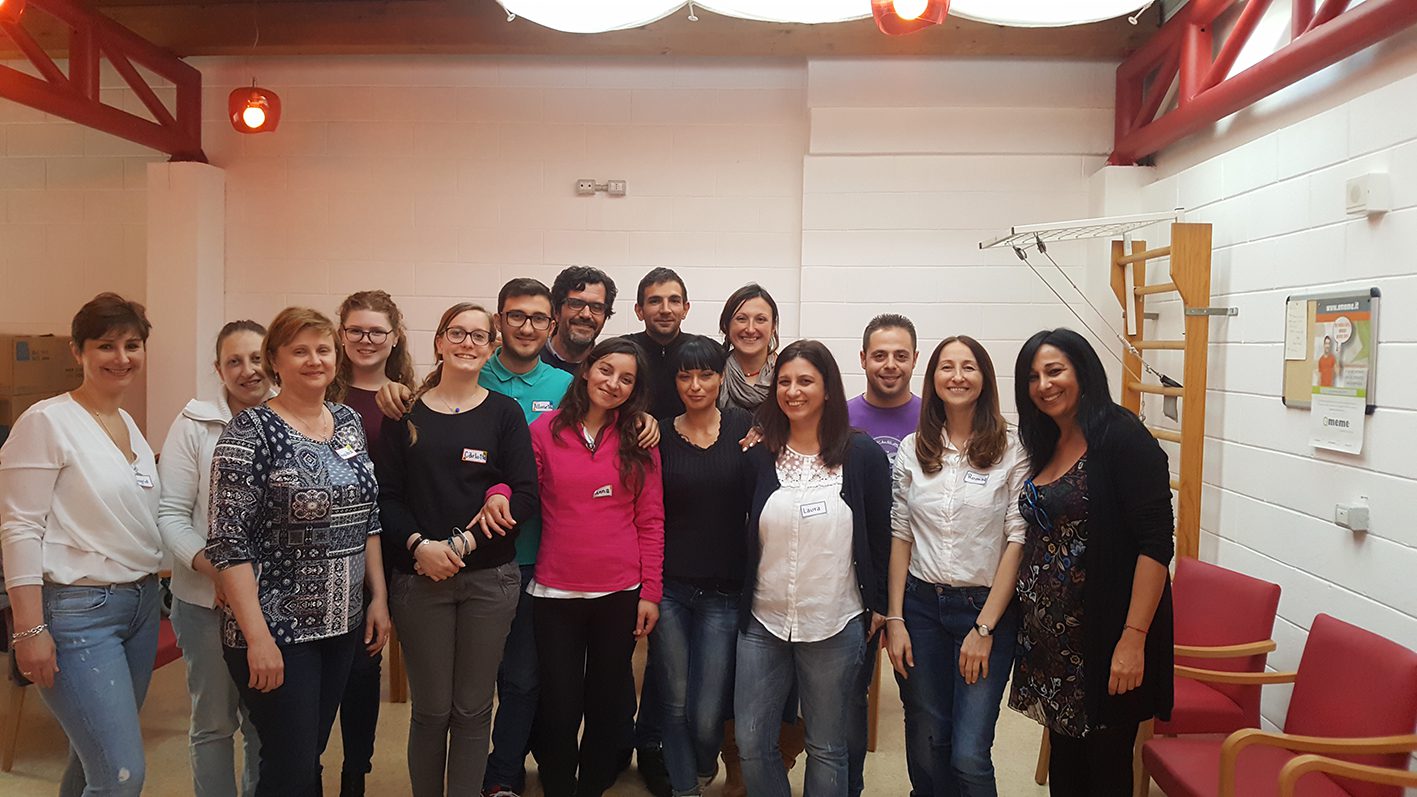 Un'immagine che ritrae sorriso, viso, pantaloni, gruppo sociale e jeans.