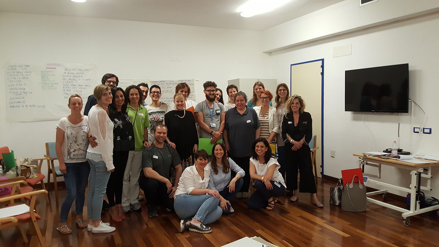 Un'immagine che ritrae jeans, scarpa, pantaloni, mobilia e gamba.
