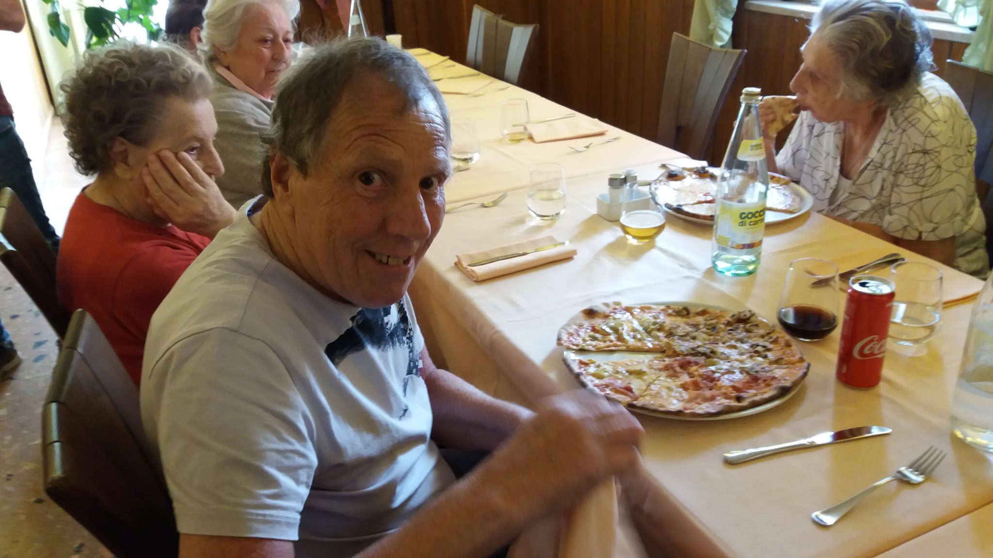 Un'immagine che ritrae cibo, mobilia, stoviglie, tavolo e sedia.