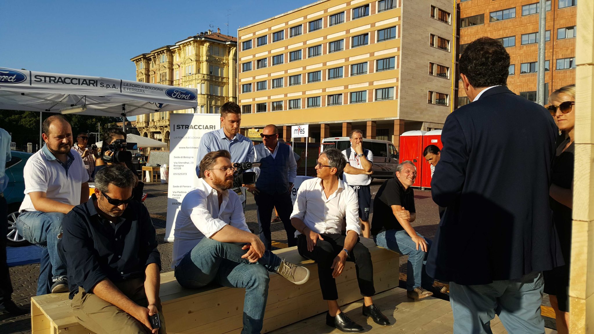 Un'immagine che ritrae jeans, pedonale, folla e equipaggio.