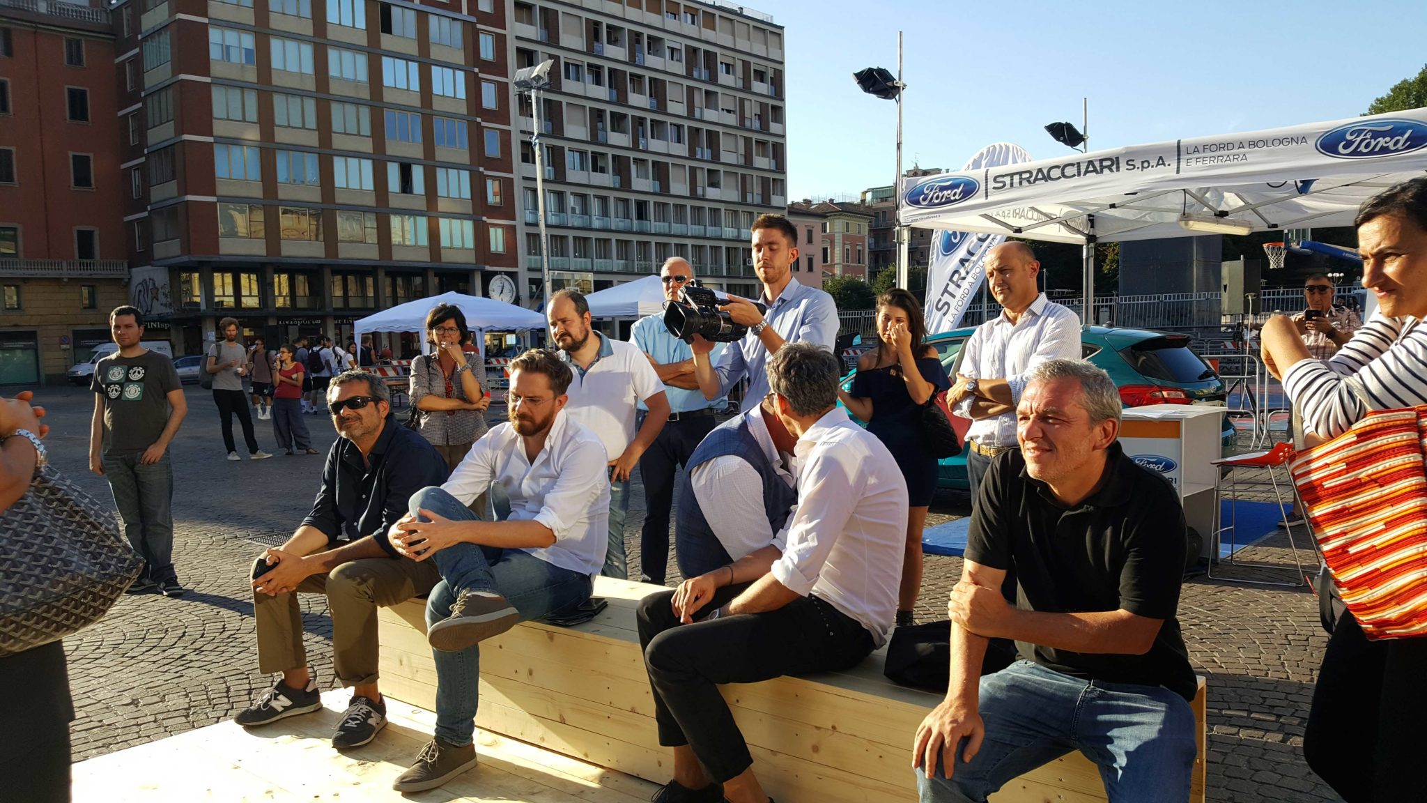 Un'immagine che ritrae jeans, pantaloni, scarpa, spazio pubblico e pedonale.