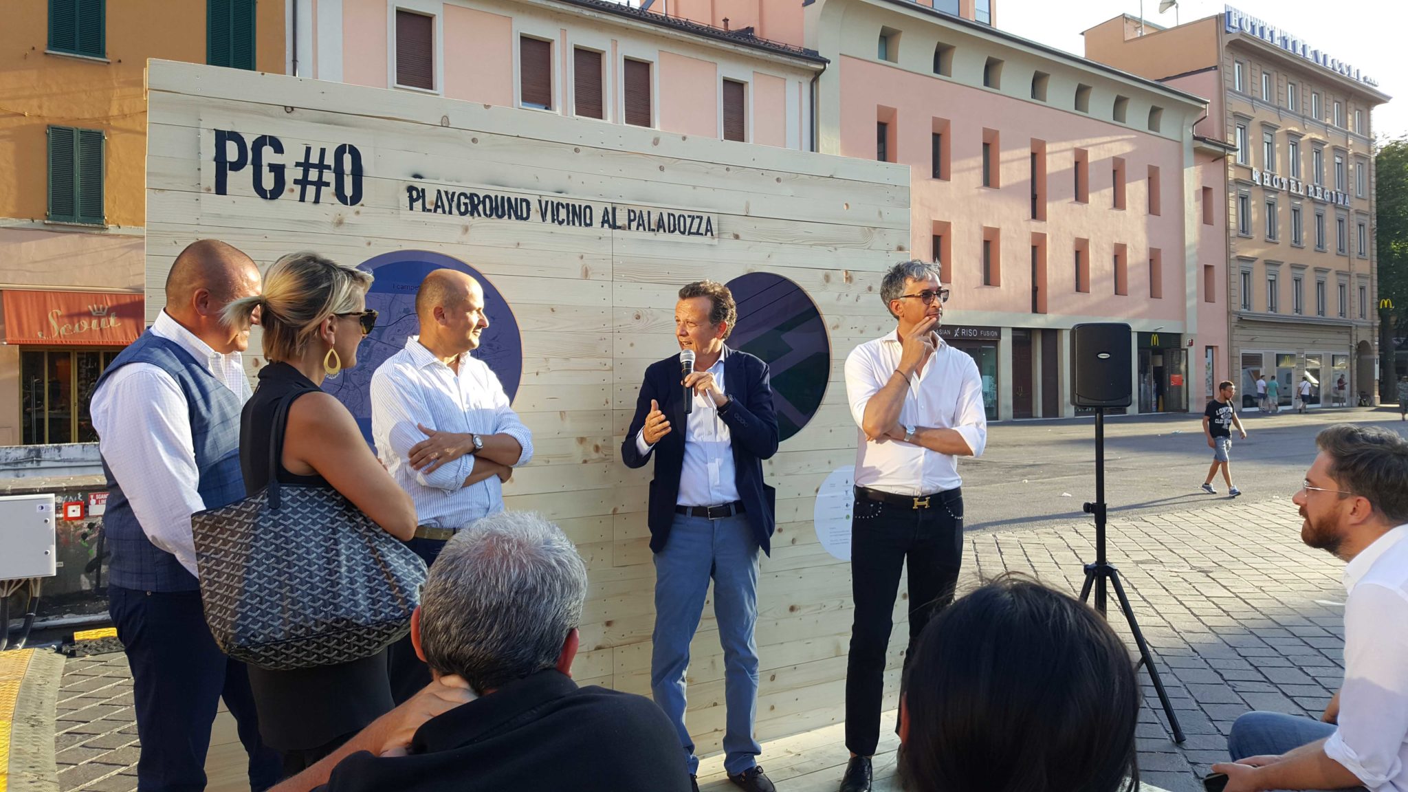 Un'immagine che ritrae pubblicità, pedonale, logo, bandiera e occhiali da sole.