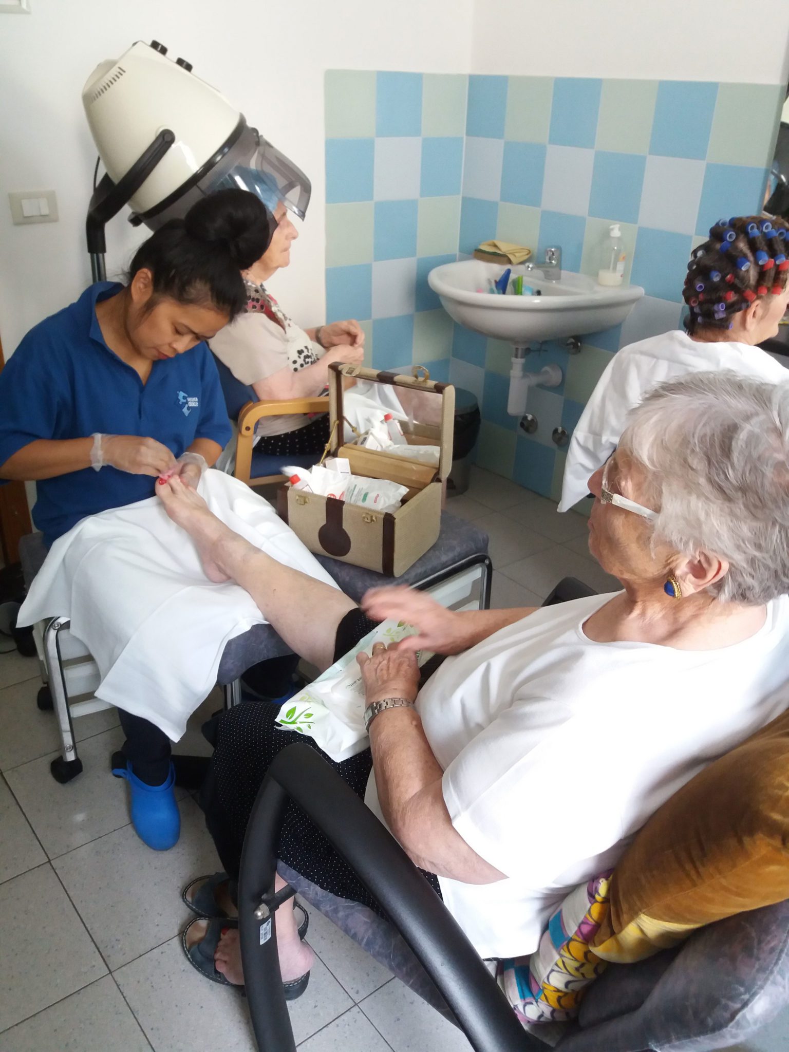 Un'immagine che ritrae mobilia, sedia, professionista sanitario, camera e assistenza sanitaria.