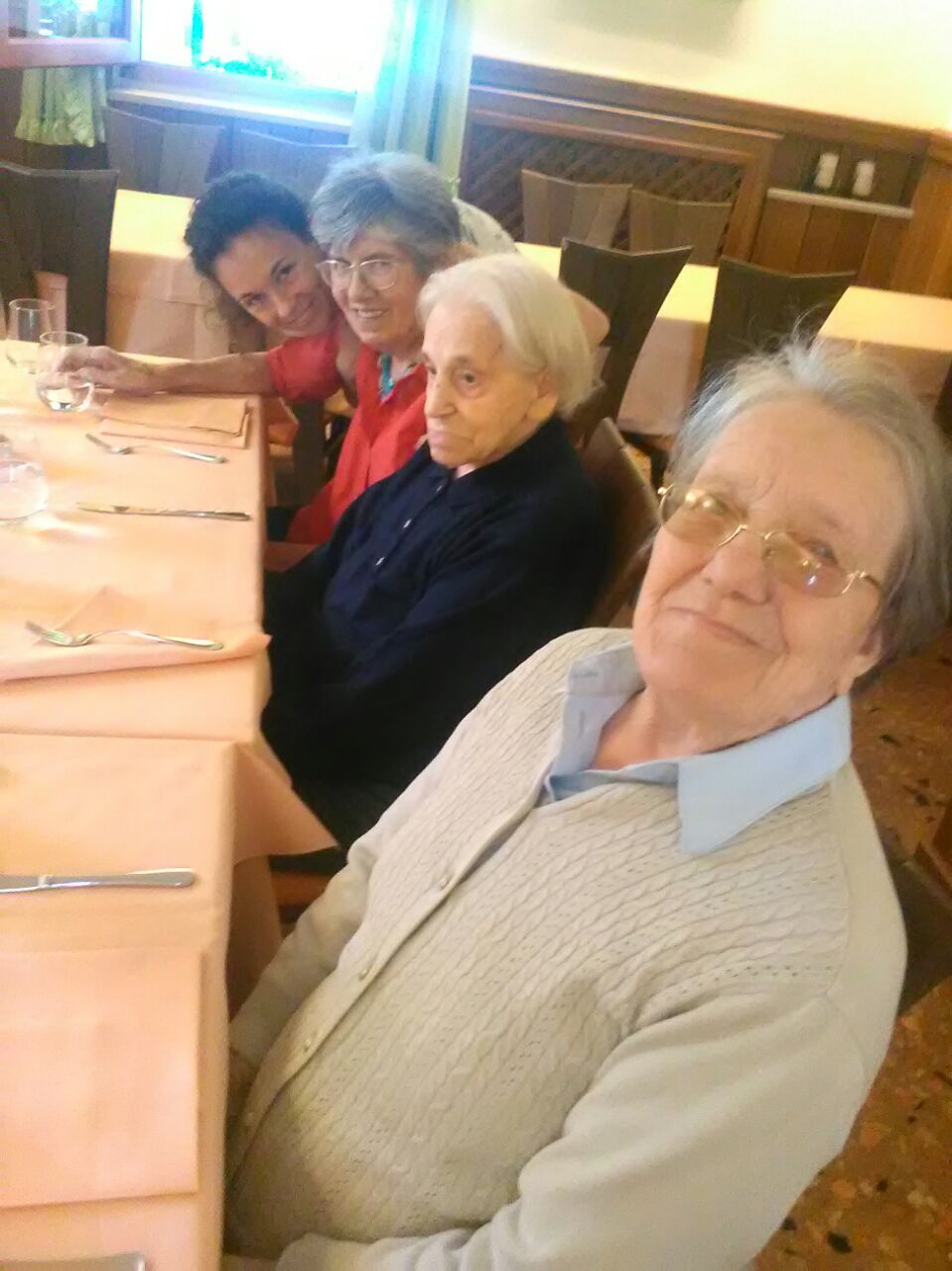 Un'immagine che ritrae occhiali, mobilia, tavolo, stoviglie e stoviglie.