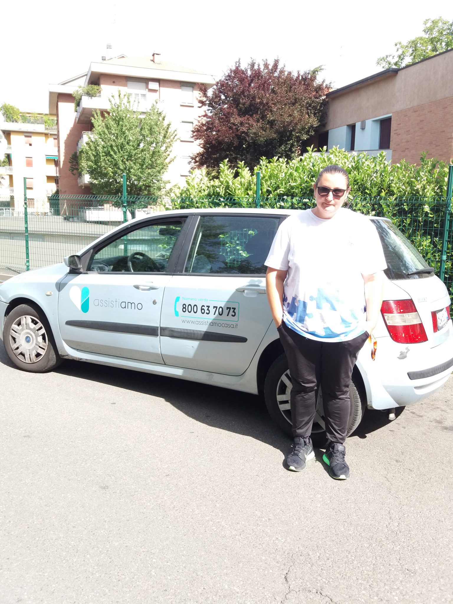 Un'immagine che ritrae veicolo terrestre, auto, veicolo, veicolo a motore e esterno dell'auto.
