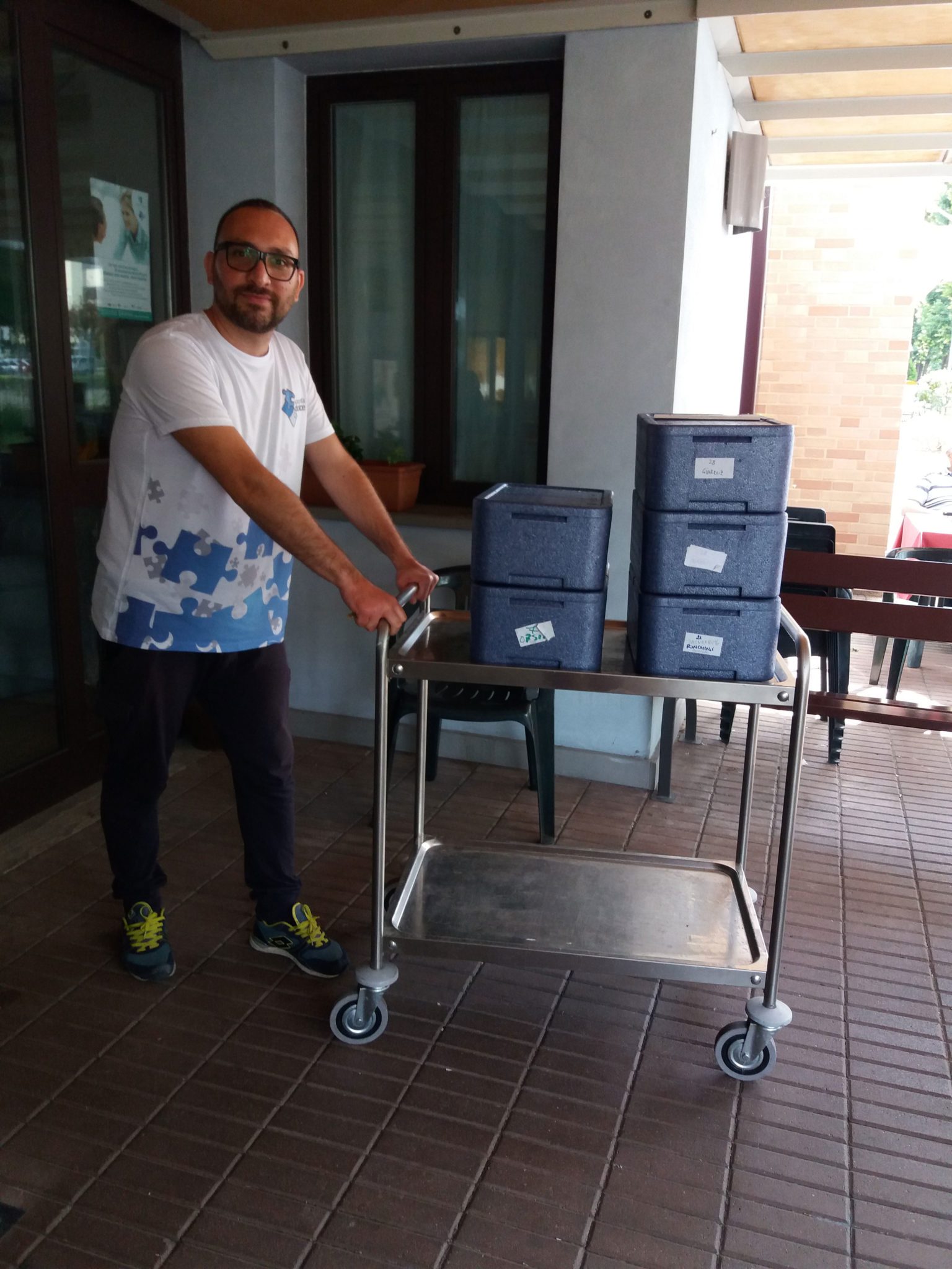 Un'immagine che ritrae carrello da cucina, bagagli e borse, borsa, bagaglio e carrello.