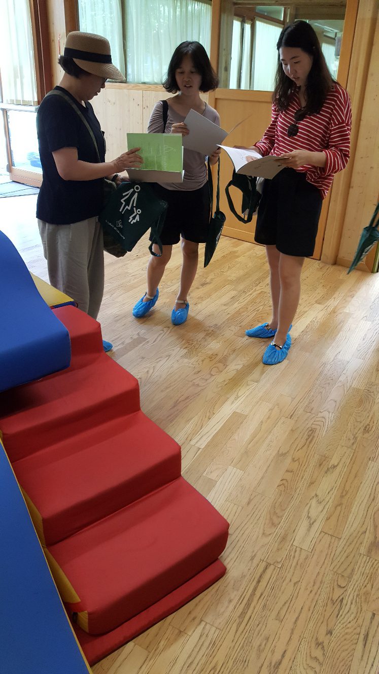 Un'immagine che ritrae braccio, mano, legna, scarpa e gamba.