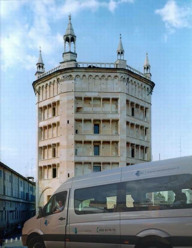 Un'immagine che ritrae condominio, edificio alto, sede centrale e veicolo commerciale.